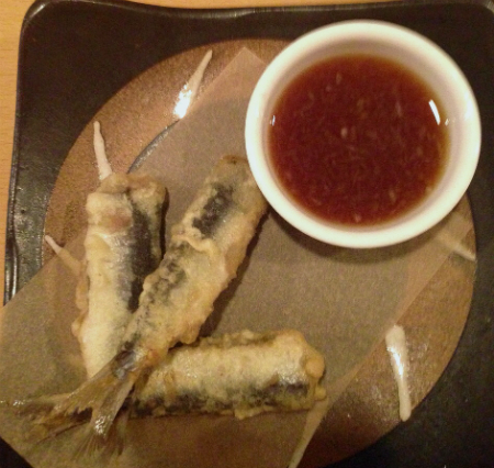 sardinas en tempura con salsa de soja